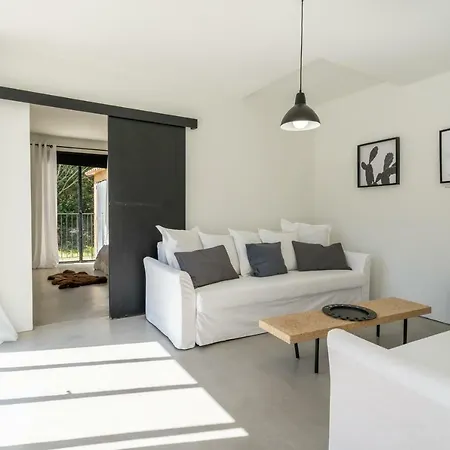 Propriete Avec Piscine Au Coeur Des Vignes De